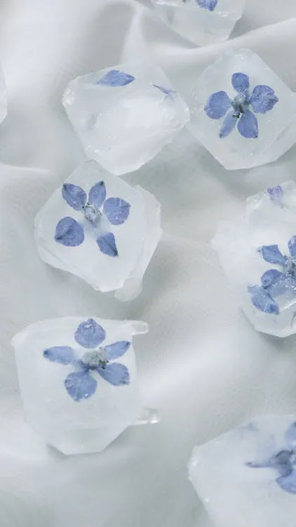 青い花を閉じ込めたレジンアート